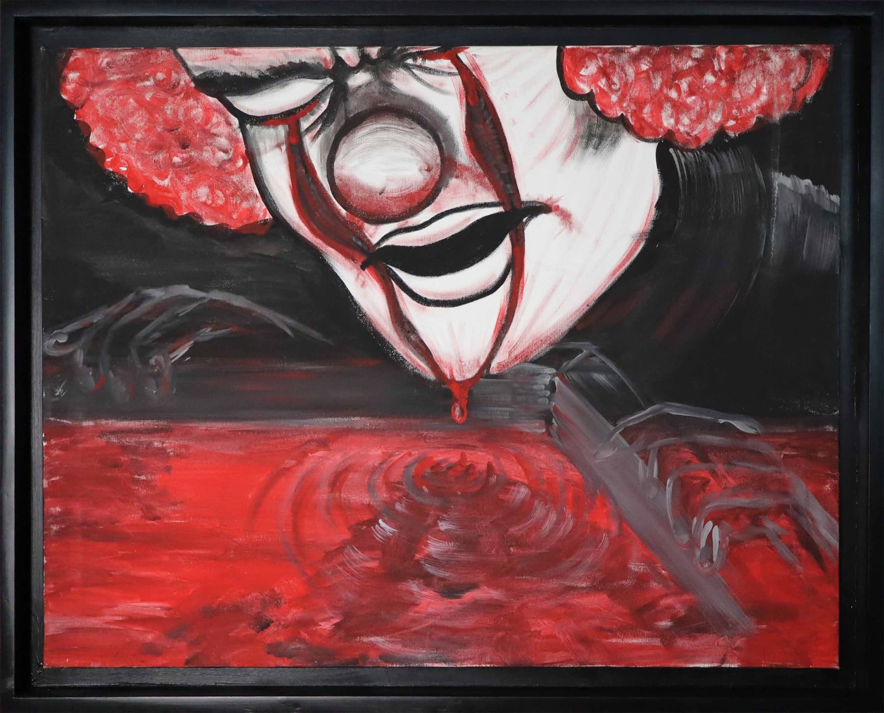 Volto di un clown bianco e rosso sopra una superficie rossa attraversata da cerchi.
