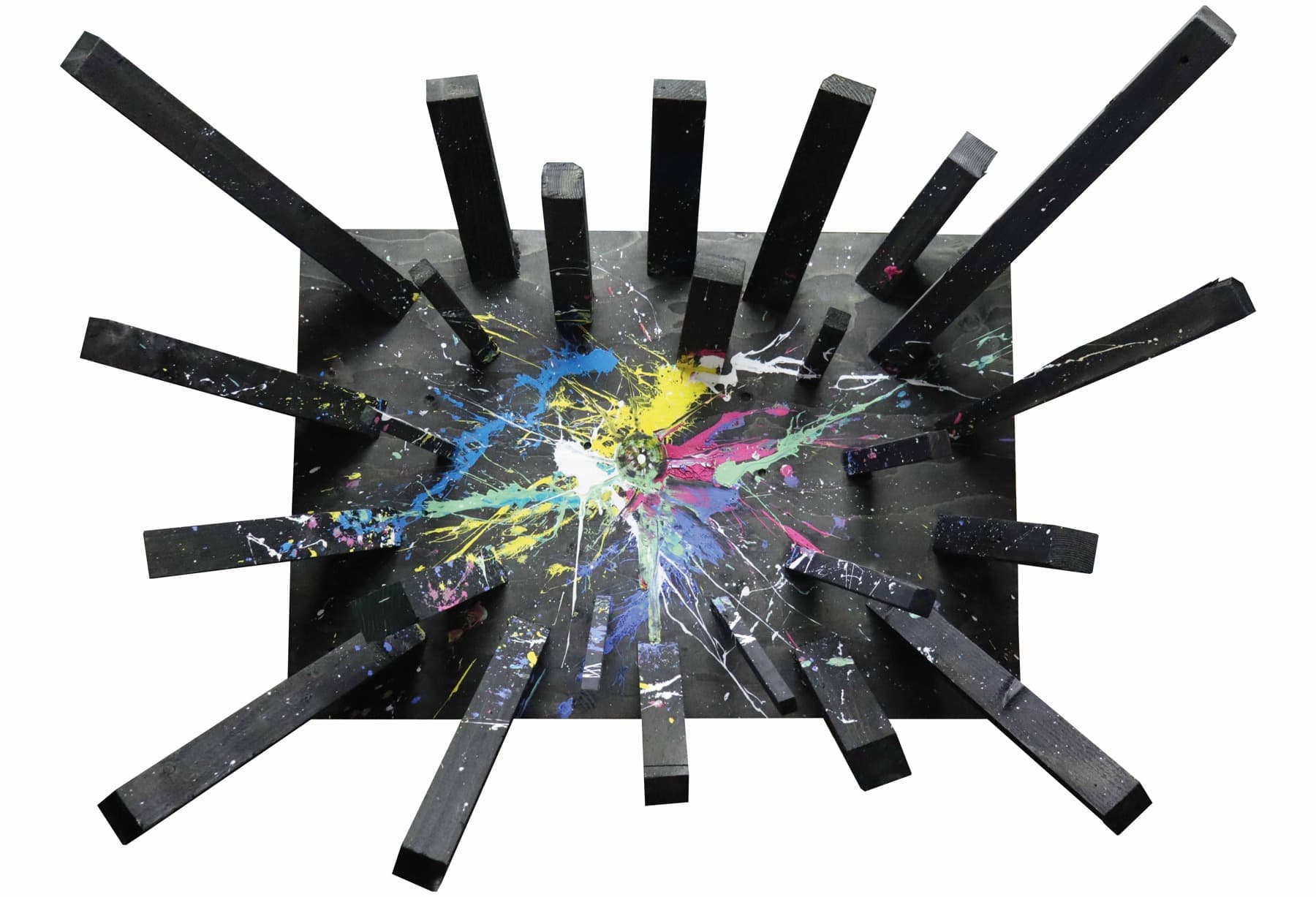 L’energia di un essere. Elementi lignei neri disposti a raggiera attorno a un’esplosione centrale di colore.