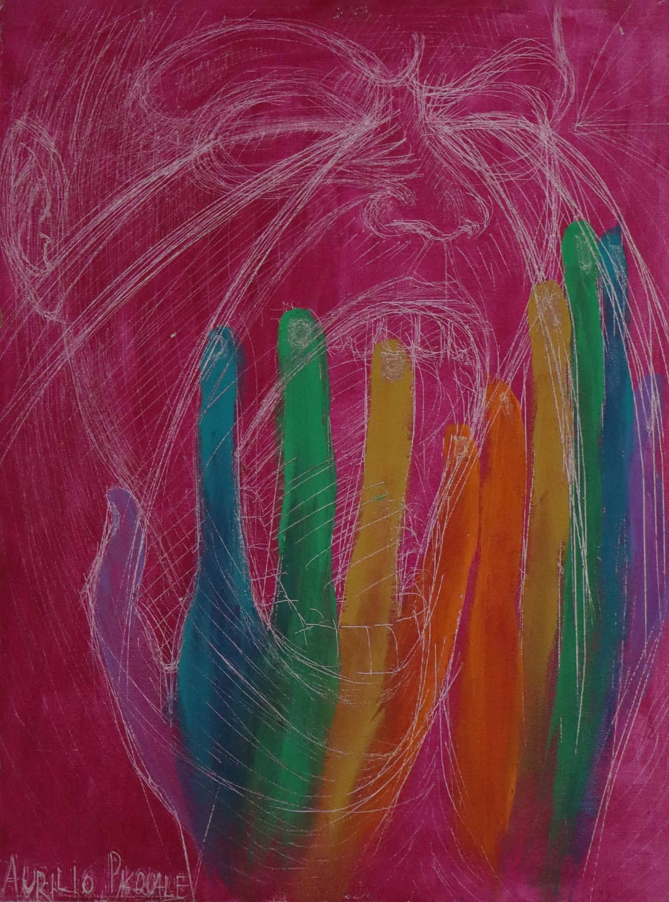 Volto inciso su fondo magenta, con mani dai colori vivaci davanti al viso.